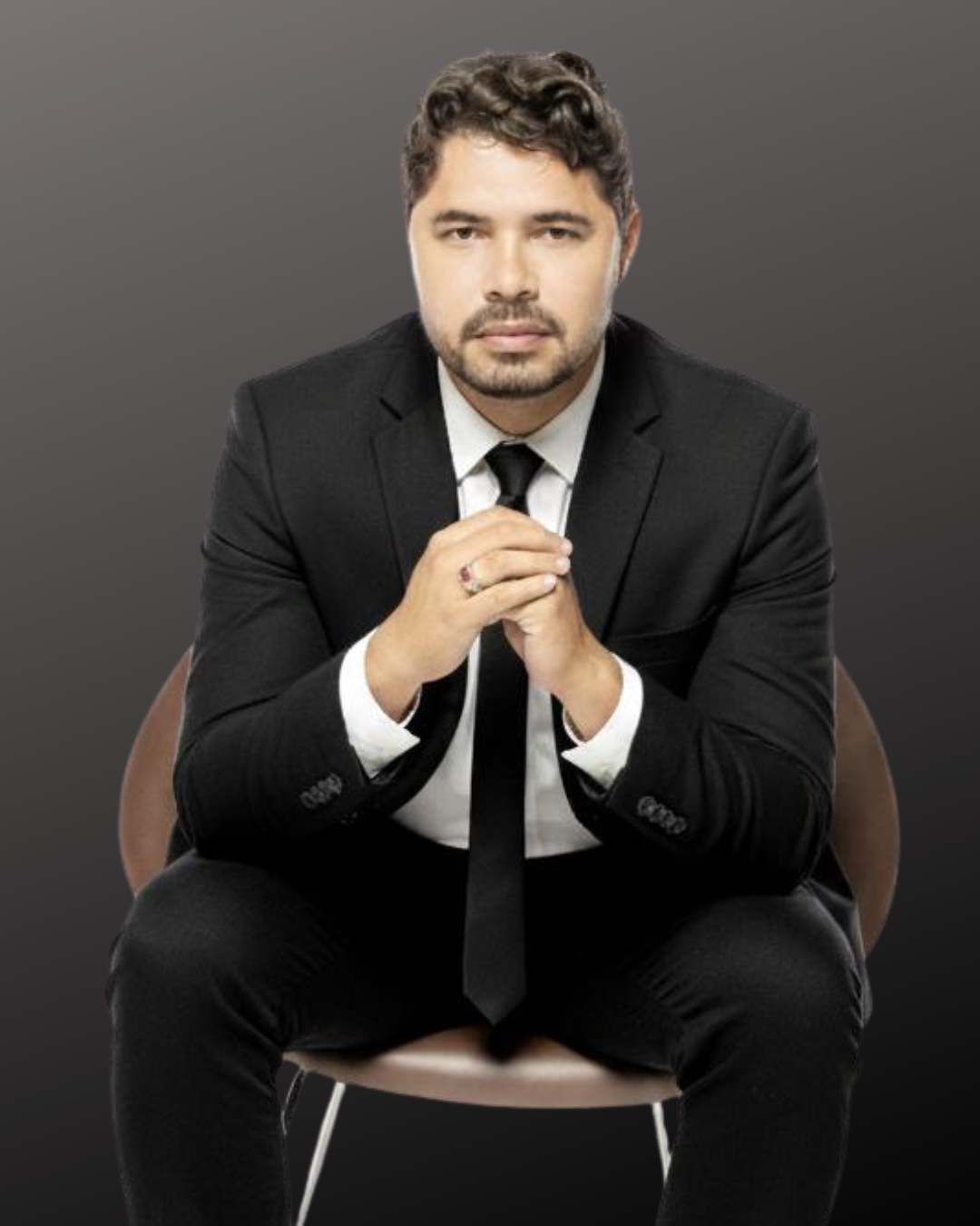 Dr. Daniel Machado em traje profissional